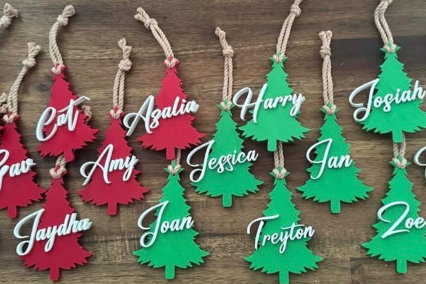 Custom 3D printed Christmas ornaments in red and green with personalized names – holiday decor set