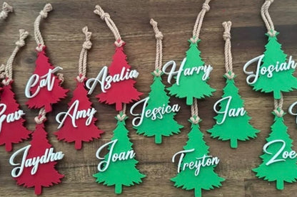Custom 3D printed Christmas ornaments in red and green with personalized names – holiday decor set
